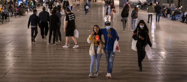 Прохожие в медицинских масках на улице Рамбла в Барселоне, Испания  - 俄罗斯卫星通讯社