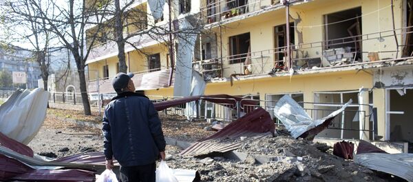 Мужчина возле дома, пострадавшего в результате обстрела города Шуша - 俄罗斯卫星通讯社