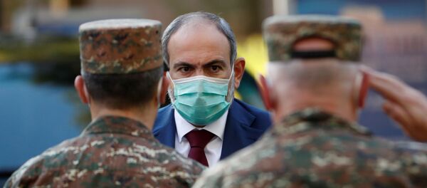 Премьер-министр Армении Никол Пашинян в медицинской маске во время визита в госпиталь Минобороны Армении - 俄罗斯卫星通讯社