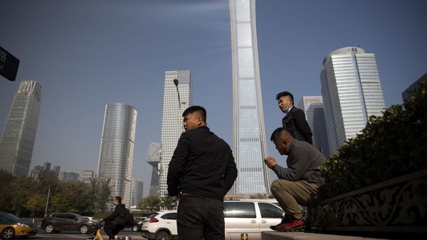 Люди на фоне бизнес-центра в Пекине - 俄羅斯衛星通訊社