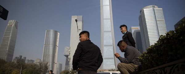 Люди на фоне бизнес-центра в Пекине Люди на фоне бизнес-центра в Пекине - 俄羅斯衛星通訊社