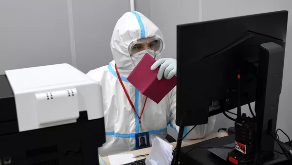 Медицинский работник в приемном отделении временного госпиталя COVID-19 на ВДНХ в Москве.  - 俄羅斯衛星通訊社