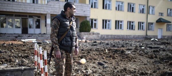 Вооруженный мужчина на месте обстрела в городе Шуша Вооруженный мужчина на месте обстрела в городе Шуша - 俄罗斯卫星通讯社