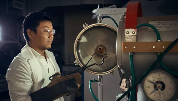 На фото сотрудник Laboratory of Hybrid Nanostructured Materials - 俄羅斯衛星通訊社