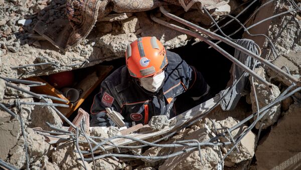 Турецкий спасатель во время поиска пострадавших в результате землетрясения - 俄罗斯卫星通讯社