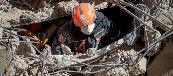 Турецкий спасатель во время поиска пострадавших в результате землетрясения - 俄罗斯卫星通讯社