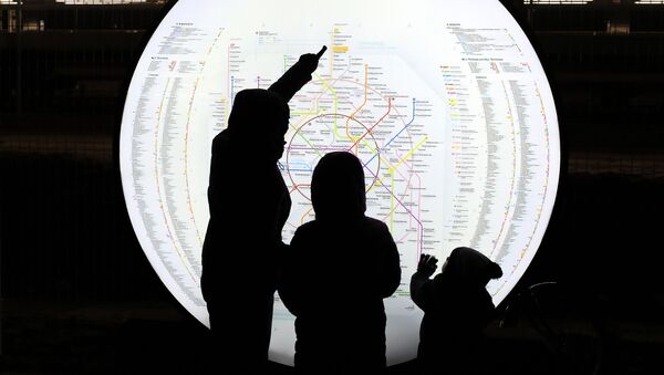 Пассажиры осматривают схему Московского метрополитена на станции МЦД Долгопрудная - 俄羅斯衛星通訊社