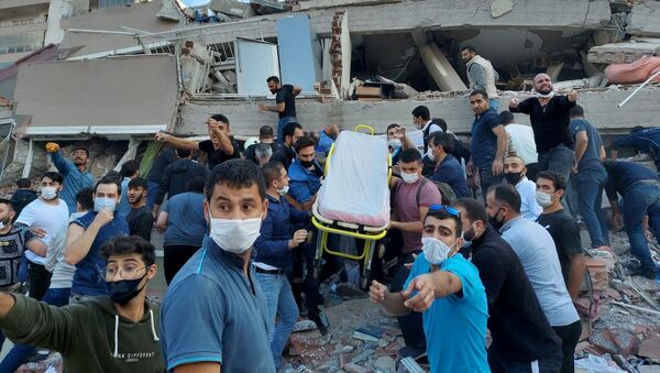 Спасатели и местные жители эвакуируют пострадавших во время обрушения здания в результате землетрясения, Измир, Турция - 俄罗斯卫星通讯社
