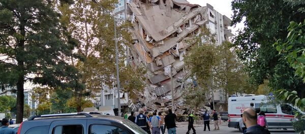 Спасатели и местные жители эвакуируют пострадавших во время обрушения здания в результате землетрясения, Измир, Турция - 俄罗斯卫星通讯社