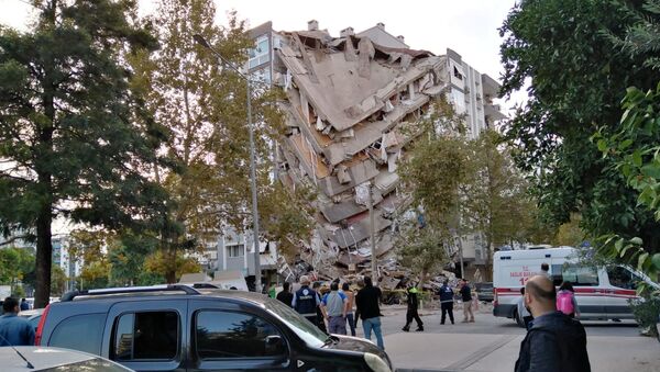 Спасатели и местные жители эвакуируют пострадавших во время обрушения здания в результате землетрясения, Измир, Турция - 俄罗斯卫星通讯社