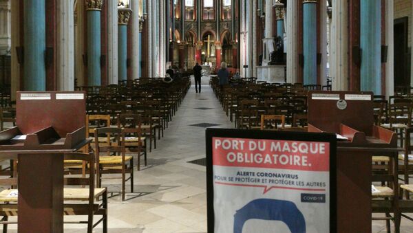 Плакат, напоминающий о ношении масок в церкви Сен-Жермен в Париже - 俄羅斯衛星通訊社