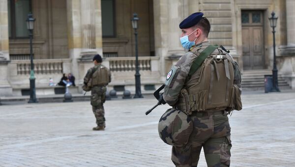 Французские солдаты патрулируют у здания суда Лувра в рамках плана безопасности Вигипират - 俄罗斯卫星通讯社