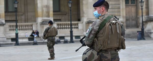 Французские солдаты патрулируют у здания суда Лувра в рамках плана безопасности Вигипират - 俄羅斯衛星通訊社