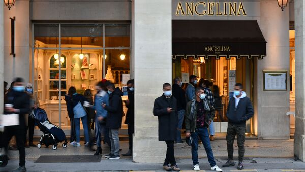 Молодые люди в защитных масках у входа в кафе Angelina в Париже - 俄罗斯卫星通讯社