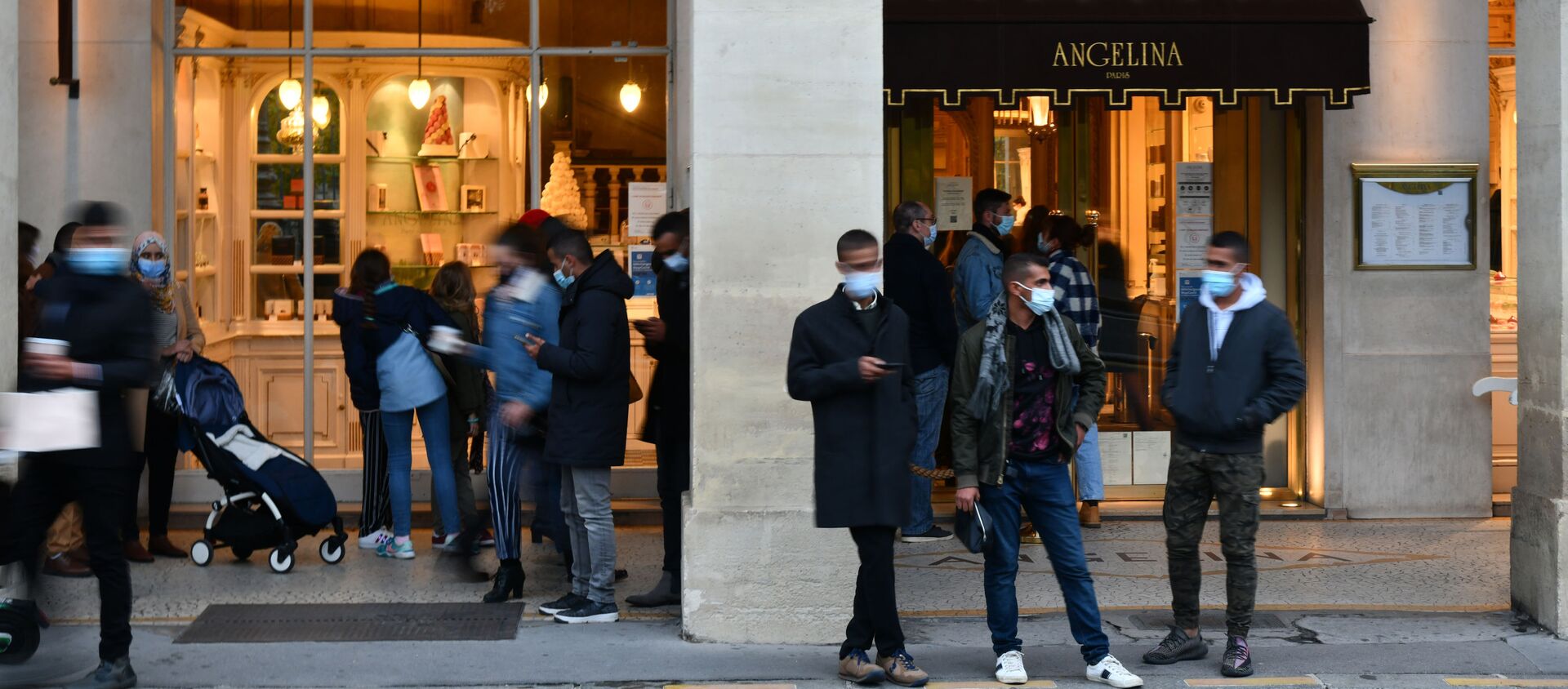 Молодые люди в защитных масках у входа в кафе Angelina в Париже - 俄羅斯衛星通訊社, 1920, 25.09.2021
