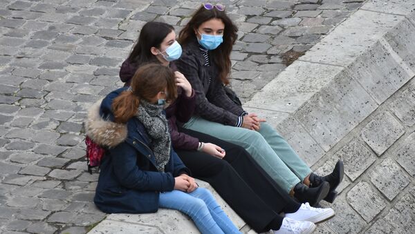 Девушки в масках на площади у входа в музей Лувр в Париже - 俄罗斯卫星通讯社