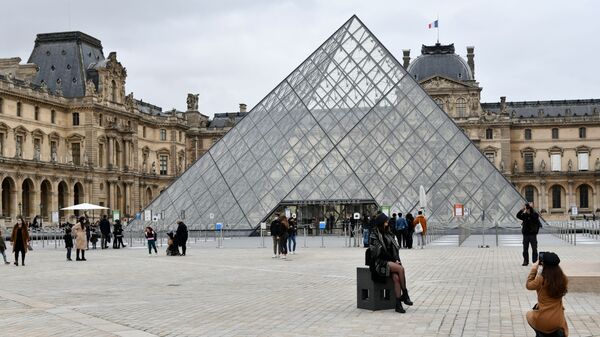 審計人員早在18年前就建議將盧浮宮被盜展廳內的珠寶移走 - 俄羅斯衛星通訊社