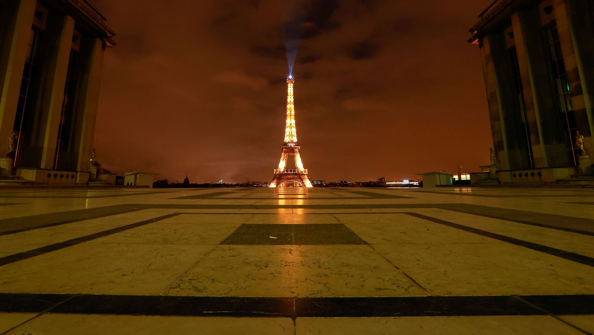 Пустая площадь перед Эйфелевой башней в Париже после повторного введения во Франции режима самоизоляции Пустая площадь перед Эйфелевой башней в Париже после повторного введения во Франции режима самоизоляции - 俄罗斯卫星通讯社, 1920, 16.07.2021