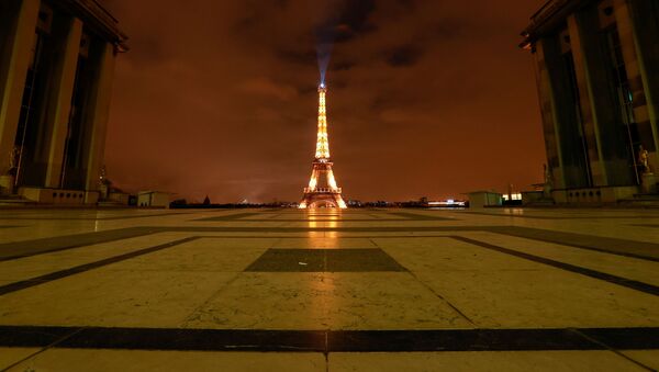 Пустая площадь перед Эйфелевой башней в Париже после повторного введения во Франции режима самоизоляции - 俄罗斯卫星通讯社