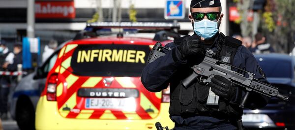 Сотрудник полиции у места, где было совершено нападение на прихожан в церкви Нотр-Дам Ницце - 俄罗斯卫星通讯社