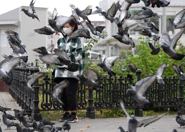 Девушка кормит голубей на улице Баумана в Казани - 俄罗斯卫星通讯社