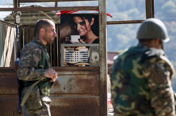Вооруженные мужчины в селе Чанахчи в Нагорном Карабахе - 俄羅斯衛星通訊社