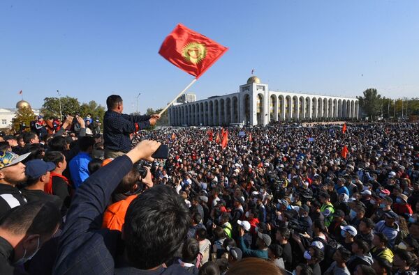 Участники акции протеста в Бишкеке - 俄罗斯卫星通讯社