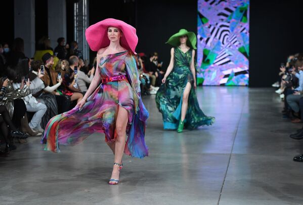 Модели демонстрируют одежду из коллекции Julia Dalakian в рамках Недели моды Mercedes Benz Fashion Week Russia - 俄羅斯衛星通訊社
