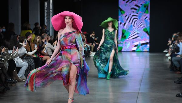 Модели демонстрируют одежду из коллекции Julia Dalakian в рамках Недели моды Mercedes Benz Fashion Week Russia - 俄罗斯卫星通讯社