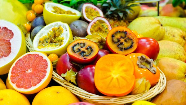 Корзина со свежими экзотическими фруктами - 俄羅斯衛星通訊社