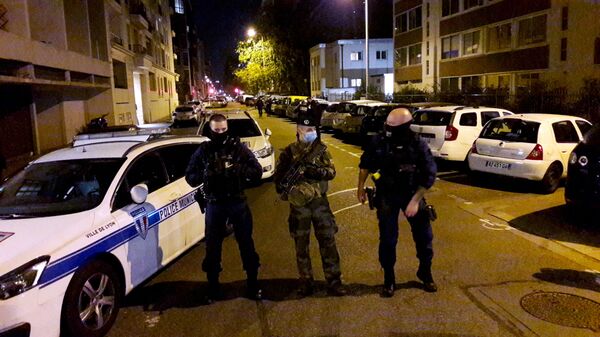 Французская полиция охраняет улицу в Лионе, где был ранен священник греческой православной церкви, Франция - 俄羅斯衛星通訊社