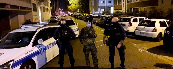 Французская полиция охраняет улицу в Лионе, где был ранен священник греческой православной церкви, Франция - 俄羅斯衛星通訊社