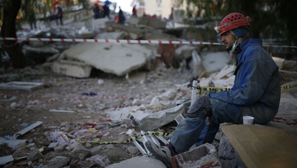 Спасатель во время отдыха на месте разрушенного здания после землетрясения в Измире  - 俄羅斯衛星通訊社