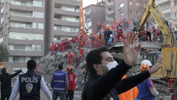 Спасатели на месте разрушенного здания после землетрясения в Измире  - 俄罗斯卫星通讯社