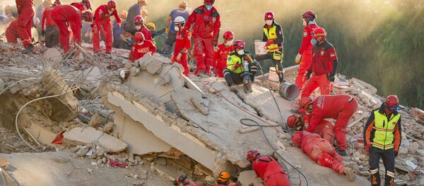 Спасатели на месте разрушенного здания после землетрясения в Измире Спасатели на месте разрушенного здания после землетрясения в Измире - 俄罗斯卫星通讯社