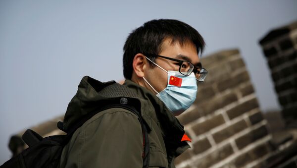 Мужчина в маске с флагом Китая во время праздничных каникул - 俄羅斯衛星通訊社