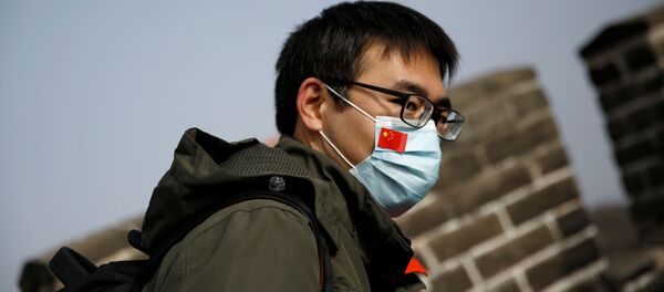 Мужчина в маске с флагом Китая во время праздничных каникул - 俄罗斯卫星通讯社