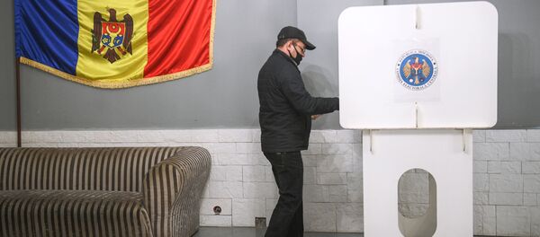 Мужчина голосует на всеобщих выборах президента Молдавии в Центральном доме работников искусств в Москве. - 俄羅斯衛星通訊社