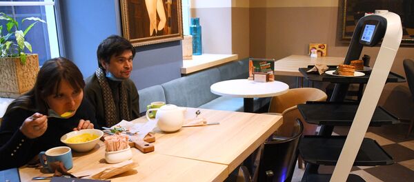 Робот-официант  обслуживает посетителей в кофейне Шоколадница в Климентовском переулке в Москве.  - 俄羅斯衛星通訊社