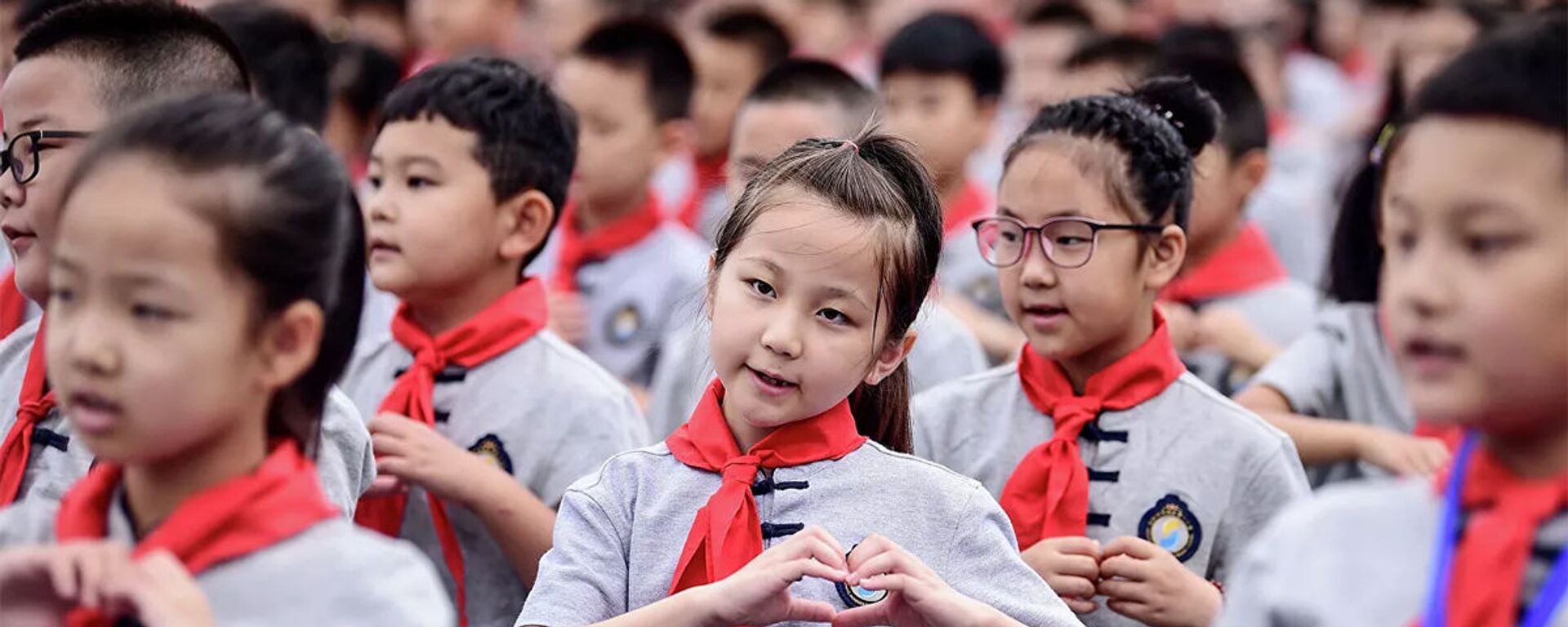 Учащиеся начальной школы во время церемонии поднятия флага в первый день нового семестра в Шэньяне, провинции Ляонин - 俄羅斯衛星通訊社, 1920, 09.04.2021