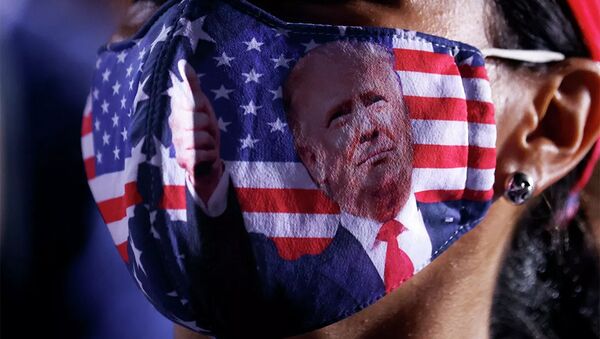 Сторонница президента США Дональда Трампа в маске на митинге в Опа-Локке, Флорида, США, 2 ноября 2020 года - 俄羅斯衛星通訊社