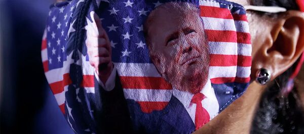Сторонница президента США Дональда Трампа в маске на митинге в Опа-Локке, Флорида, США, 2 ноября 2020 года - 俄罗斯卫星通讯社