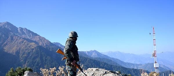 An Indian Army soldier stands guard near Nastachun pass - 俄罗斯卫星通讯社