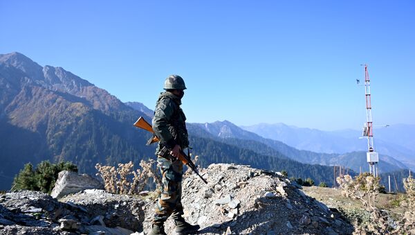 An Indian Army soldier stands guard near Nastachun pass - 俄罗斯卫星通讯社