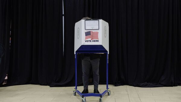 Избиратель во время досрочного голосования на выборах президента США в спортивном комплексе Мэдисон-сквер-гарден в Нью-Йорке.  - 俄罗斯卫星通讯社