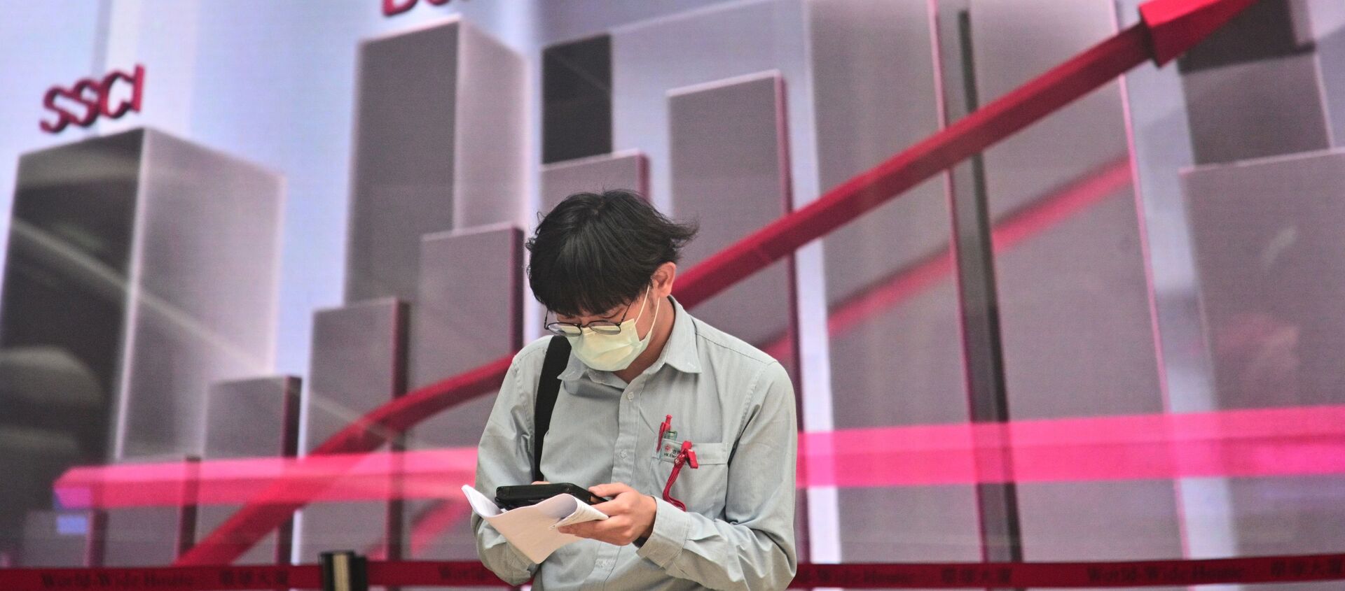 Мужчина в маске на фоне электронного табло Гонконгской биржи - 俄羅斯衛星通訊社, 1920, 17.02.2021