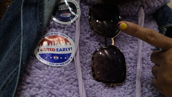 Избиратель во время досрочного голосования на выборах президента США в спортивном комплексе Мэдисон-сквер-гарден в Нью-Йорке.  - 俄羅斯衛星通訊社