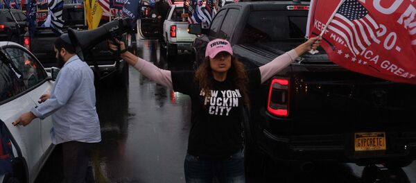 Участники автопробега в поддержку Дональда Трампа перекрыли мост Governor Mario M. Cuomo Bridge в пригороде Нью-Йорка.  - 俄罗斯卫星通讯社