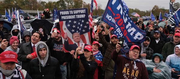 Участники автопробега в поддержку Дональда Трампа собрались на стоянке Palisades Center в пригороде Нью-Йорка.  - 俄罗斯卫星通讯社
