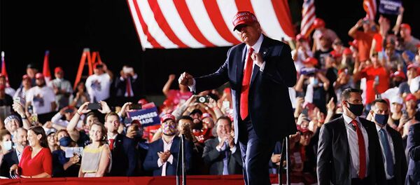 Президент США Дональд Трамп во время предвыборного митинга в Опа-Локке, Флорида, США, 2 ноября 2020 года - 俄罗斯卫星通讯社